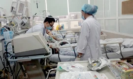 Điều trị cho bệnh nhân bị đột quỵ tại Bệnh viện Bạch Mai, Hà Nội. Ảnh: Internet