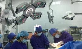 Các bác sỹ đang tiến hành phẫu thuật cho bệnh nhân