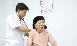 Thạc sĩ bác sĩ Nguyễn Văn Sơn – Trưởng đơn vị Can thiệp tim mạch – Phó giám đốc Trung tâm Tim mạch cho biết: Đây là trường hợp người bệnh cao tuổi nhất bị nhồi máu cơ tim được cứu sống tại Việt Nam