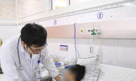 Bác sỹ kiểm tra sức khỏe cho bệnh nhân H.