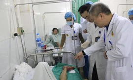 Các BS thăm khâm cho bệnh nhân. Ảnh: BV E cung cấp