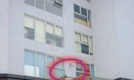 Do chấn thương quá nặng, bé trai 4 tuổi rơi từ tầng 11 của chung cư ở Hà Nội đã tử vong