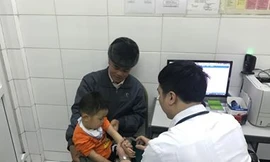 Đến chiều 15/3, vẫn còn nhiều trẻ mầm non ở Bắc Ninh được bố mẹ đưa đến BV Nhiệt đới TƯ để làm xét nghiệm xem có nhiễm sán lợn hay không. Ảnh: Thái Hà