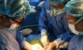 Các BS Bệnh viện Nhi Trung ương trong một ca mổ