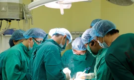 Các bác sỹ đang phẫu thuật khối u vú cho bệnh nhân C