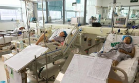 Hai bệnh nhân nặng có phản ứng khi chạy thận nhân tạo tại BV Hữu nghị Đa khoa Nghệ An được chuyển ra Hà Nội ngày 31/7 được xác định nguyên nhân ban đầu do sốc nhiễm khuẩn huyết. 