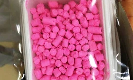 Loại thuốc diệt chuột có màu hồng nhìn rất hấp dẫn mà trẻ ăn phải. 