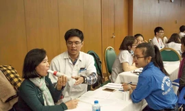 Bệnh viện Bạch Mai tổ chức khám, tư vấn và phát thuốc miễn phí Bệnh phổi tắc nghẽn mạn tính cho người dân. 
