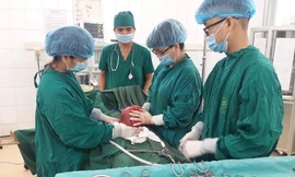 Các bác sỹ thực hiện ca phẫu thuật u xơ tử cung cho bệnh nhân H.