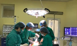 Các BS Bệnh viện K Trung ương đã phẫu thuật cắt thành công khối u thận 'khủng' nặng gần 2 kg cho bé gái 6 tuổi 