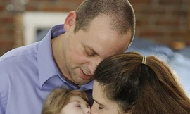 Kỳ lạ bé gái không bao giờ già