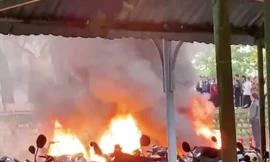 Sau tiếng nổ lớn, 7 xe máy trong trường học bị thiêu rụi 