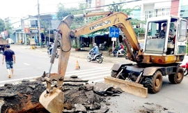 'Hố tử thần' bất ngờ xuất hiện trên Quốc lộ 14 