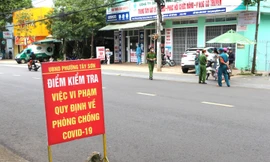 Một điểm kiểm tra vi phạm về phòng chống dịch làm việc ở đường Phan Đình Phùng, phường Tây Sơn