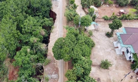 Nín thở qua đoạn đường bị sạt lở như vực thẳm