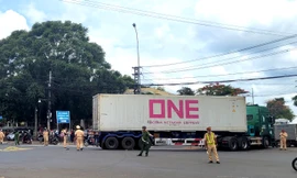 Người đàn ông bị xe đầu kéo cán tử vong ở ngã tư