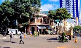 Gia Lai: Xe tải va chạm xe khách, 4 người bị thương