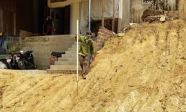 Việc sửa chữa Quốc lộ 24 làm nhà ông Thanh cao hơn khoảng 5 mét so với mặt đường