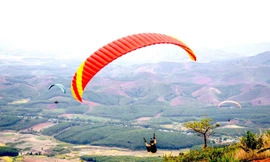 Chạy marathon, bay dù ở đồi Sạc Ly hùng vỹ