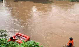 Thách nhau bơi qua suối, em nhỏ bị nước lũ cuốn trôi