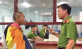 Ông Thích Minh Tuệ nhận căn cước công dân ở Gia Lai