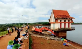 Chuyên gia kiểm tra lỗ thủng trên thân đập thủy lợi ở Gia Lai