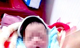 Bé trai sơ sinh bị bỏ rơi trước cổng nhà dân 