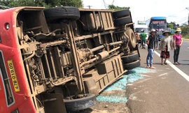 Xe khách bị lật khi tránh người qua đường, 18 người bị thương