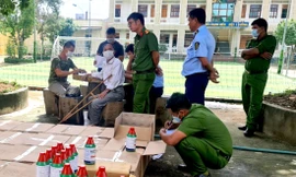 Lực lượng chức năng kiểm đếm vụ vận chuyển hơn 2.000 chai thuốc trừ cỏ