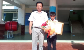 Chủ tịch tỉnh Gia Lai tặng bằng khen em nhỏ cứu 2 người đuối nước