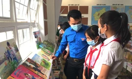 Anh Đỗ Duy Nam dặn dò các em học sinh giữ gìn sách cho các em lớp dưới