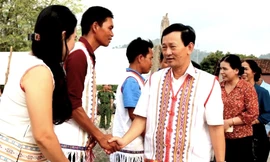 Ông Dương Văn Trang cùng đoàn công tác đến thăm người dân làng Le