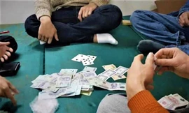 Bắt quả tang cán bộ kiểm lâm đánh phỏm cùng người dân