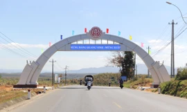 Đề nghị tháo dỡ 5 cổng chào ở Kon Tum trước 25/1