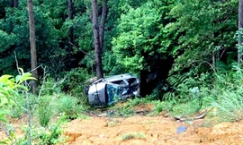 Cắm trại ở nghĩa trang, cặp đôi trong ô tô lao xuống vực sâu do gạt trúng phanh tay