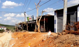 Việc thi công Quốc lộ 24 "thổi" nhà dân cao hơn so với mặt đường