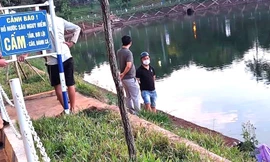 Tá hoả phát hiện thi thể người đàn ông nổi ở hồ nước công viên