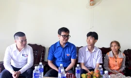 Trao học bổng cho nam sinh nghèo vượt khó vươn lên
