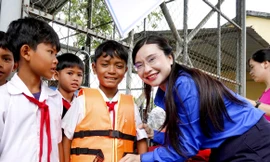 Dạy bơi miễn phí, trao học bổng cho thiếu nhi ở Gia Lai