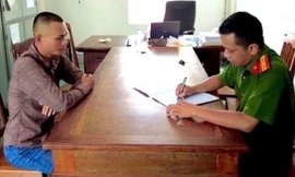 Đang nhậu, nhớ thù cũ mang súng đi bắn đối thủ 