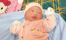 Bé sơ sinh còn nguyên dây rốn và nhau thai bị bỏ rơi trên đường 