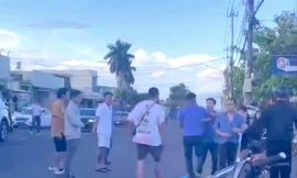 Ba người đàn ông lớn tuổi bị nhóm nhân viên nhà xe vây đánh