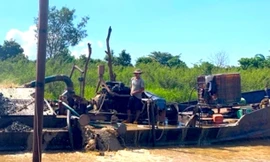 Bắt quả tang nhóm người dùng tàu hút cát trên sông Sê San