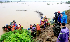 Lực lượng chức năng đưa người dân vào bờ