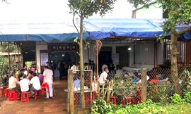 Người dân đến chia buồn với gia đình em Đ.