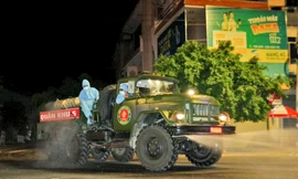 Trước đó, lực lượng bộ đội nhanh chóng vào cuộc phun khử khuẩn ở một số nơi có ca nhiễm tại Gia Lai