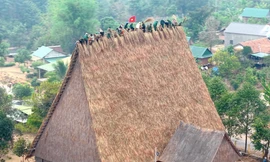 Ấn tượng cảnh cả trăm người dân làm nhà rông