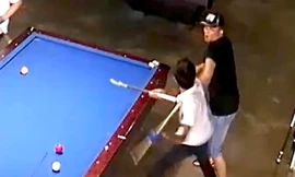 Mâu thuẫn ở quán bida, thanh niên mang kiếm chém gần đứt cổ bạn thân