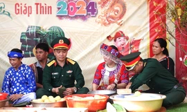 Ấm áp hình ảnh bộ đội cùng người dân vùng biên gói bánh chưng
