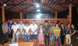 Các đối tượng tổ chức, đánh bạc tại quán Bò Cạp Nước (ảnh Công an tỉnh Gia Lai)